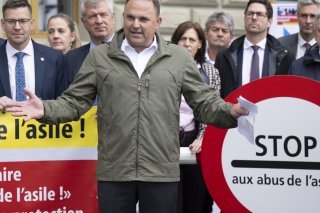 De nombreux élus et élues UDC, dont le président Marcel Dettling, étaient présents pour le dépôt de l'initiative "Stop aux abus de l’asile ! (Initiative pour la protection des frontières)". KEYSTONE/PETER SCHNEIDER